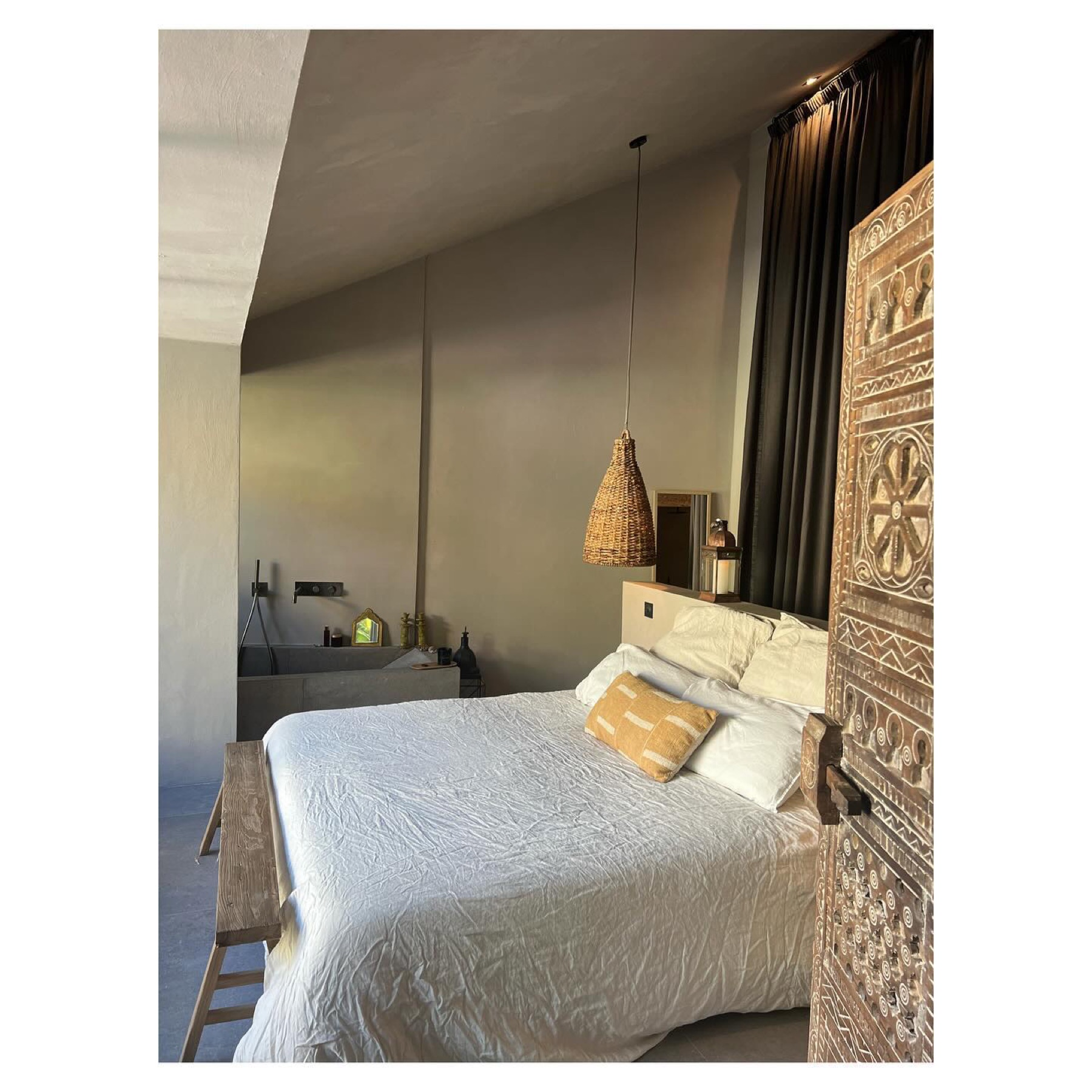 Chambre avec paravent sculpté et suspension rotin — Casa Jungle