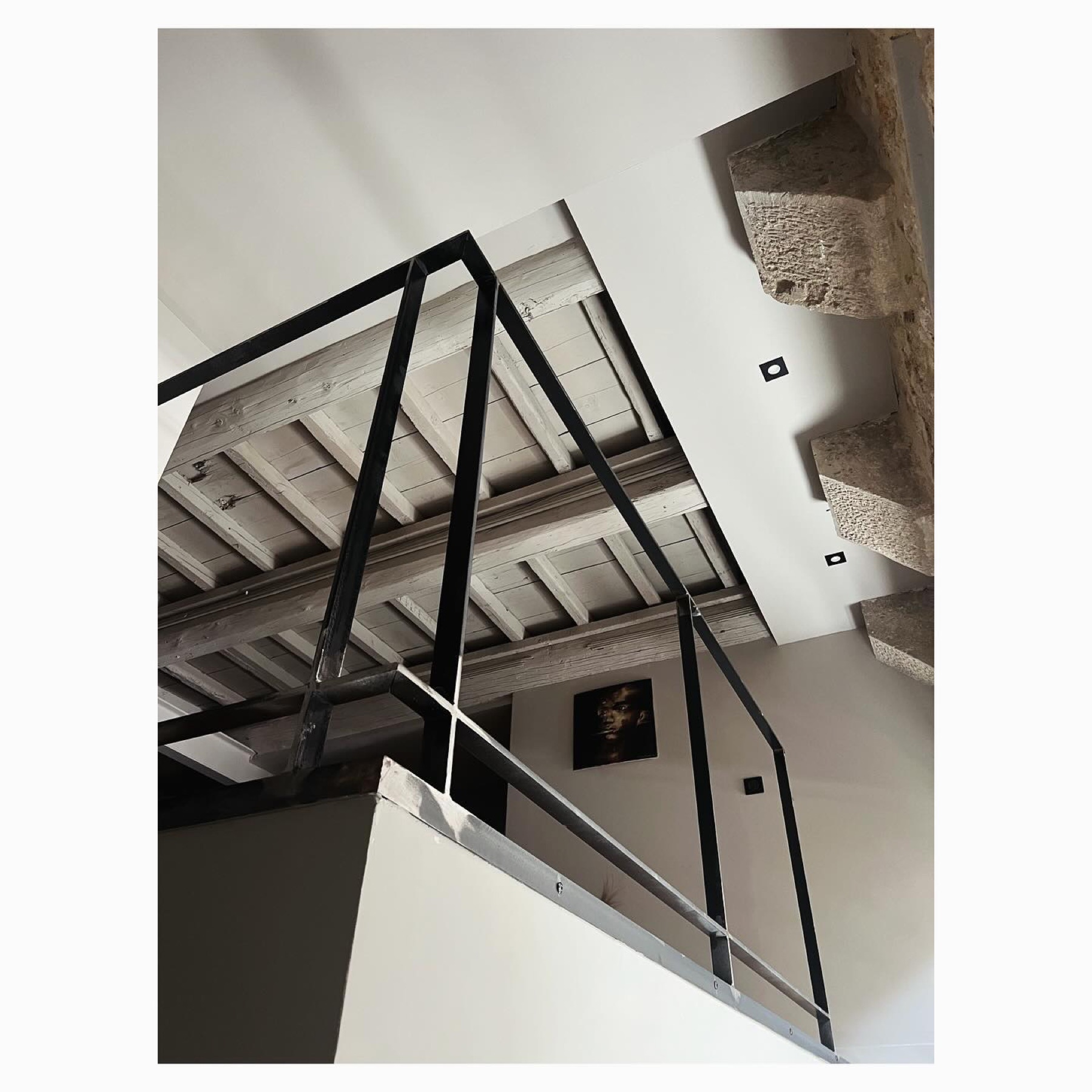 Charpente ancienne et garde-corps acier, mezzanine du loft Casa Jungle