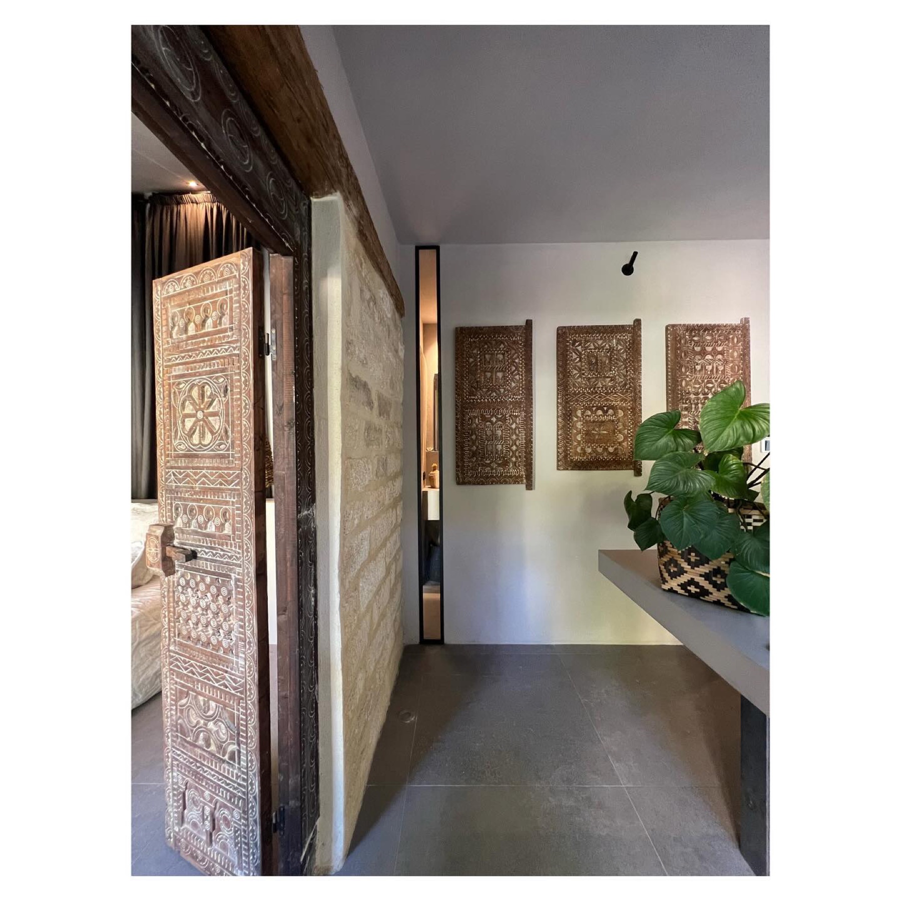 Dressing avec portes sculptées et console en béton — Casa Jungle