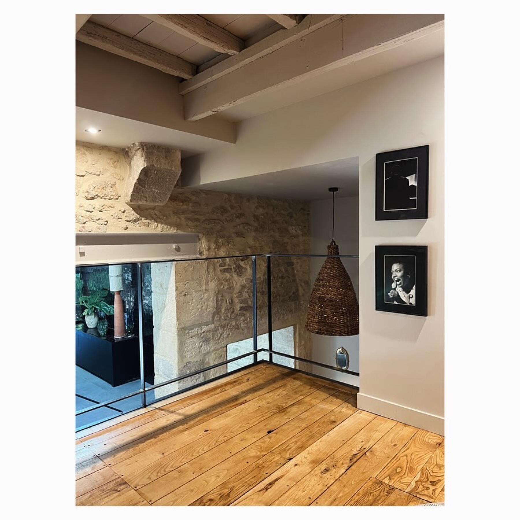 Mezzanine, parquet et mur en pierre, garde-corps verre — Casa Jungle