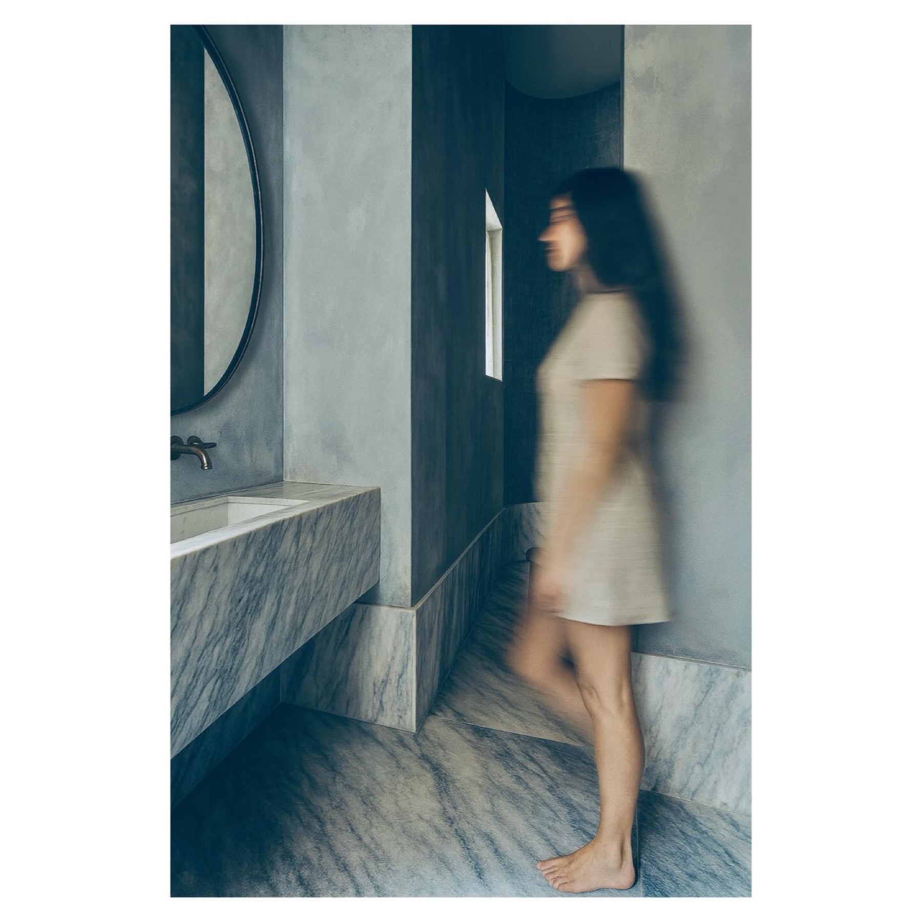 Salle de bain en pierre, miroir rond et vasque en marbre — Casa Jungle