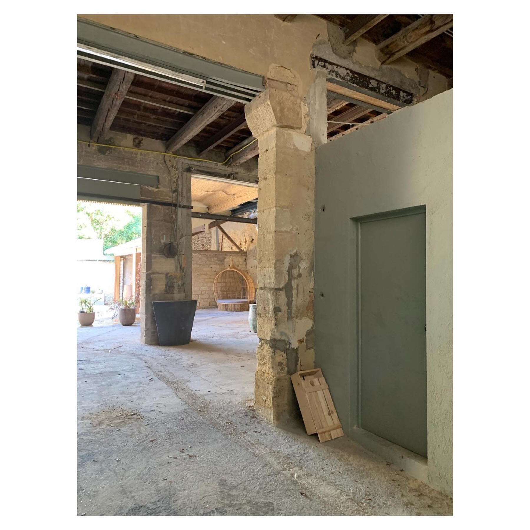 Cour intérieure et structure en pierre pendant les travaux de rénovation