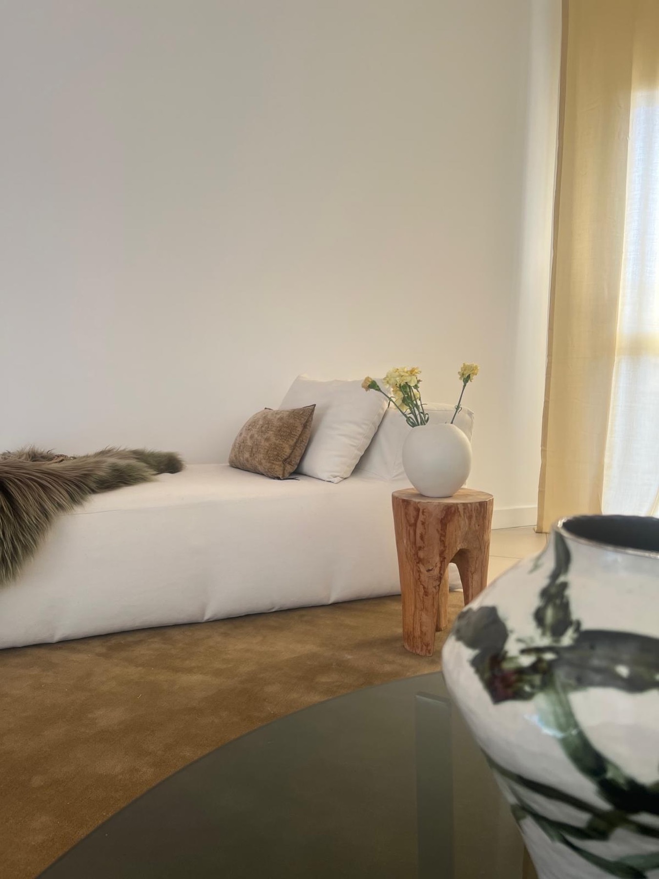 Salon serein en lin et bois brut, projet Pérol par Léa Charée